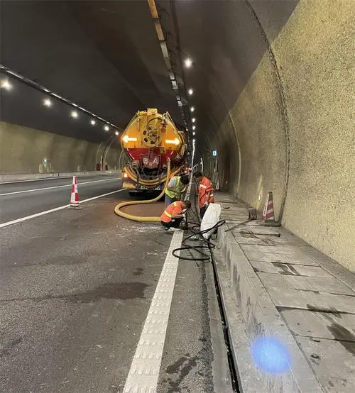 东台隧道排水渠清淤